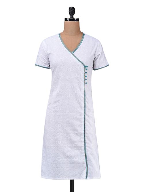 White overlap neck embroidered kurta - 1137022 - Very Small Image - 1