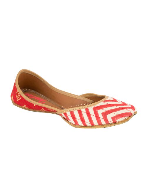 red and white printed leather mojris - 11451774 - Very Small Image - 1
