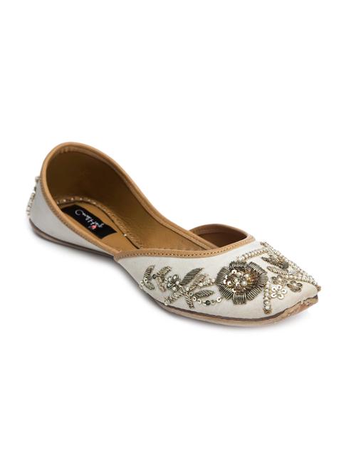 white embellished handcrafted mojris - 12112889 - Very Small Image - 1