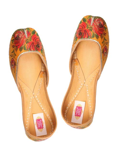 mustard hand painted silk mojris - 12241604 - Very Small Image - 1