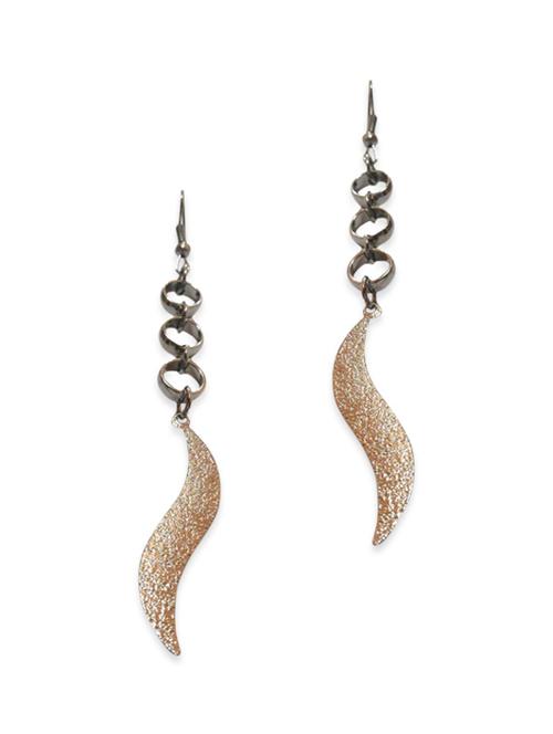 gold metal earring - 12552877 - Very Small Image - 1