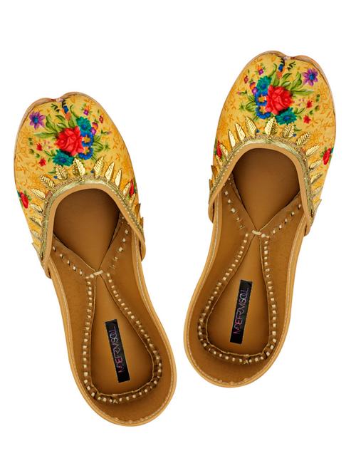 yellow floral print juttis - 12877743 - Very Small Image - 1