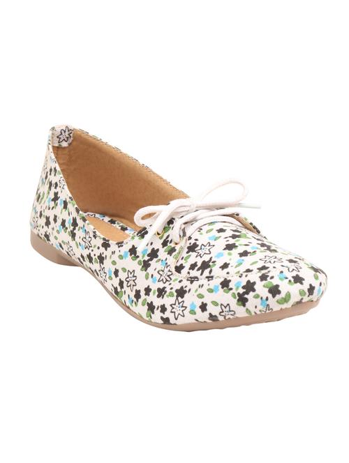 white canvas sneakers - 12880544 - Very Small Image - 1