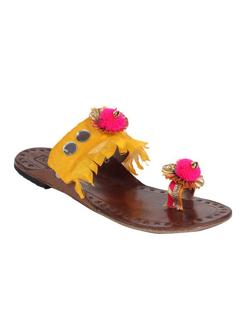 yellow one toe kolhapuri - 13001866 - Very Small Image - 1