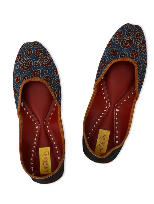 teal handcrafted leatherette juttis - 13376299 - Very Small Image - 1