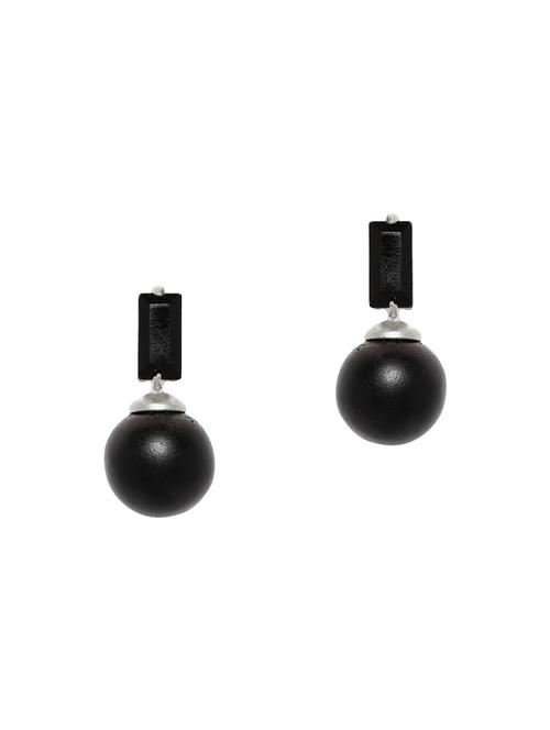 black metal studs earring - 13746098 - Very Small Image - 1