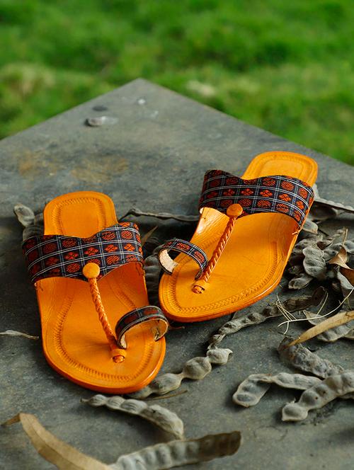 red one toe  kolhapuri - 15272202 - Very Small Image - 1