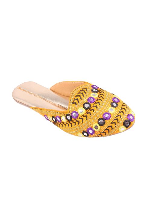yellow slip on jutis - 15710289 - Very Small Image - 1