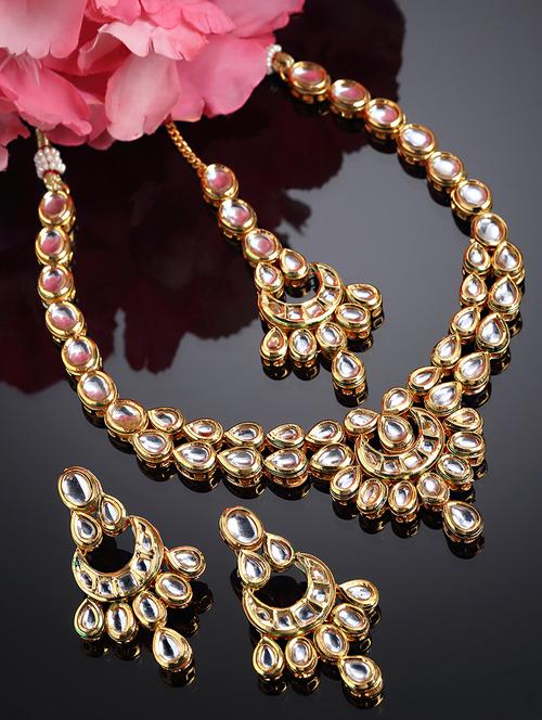 gold plated kundan necklace earring and maang tikka set - 18635902 - Very Small Image - 1