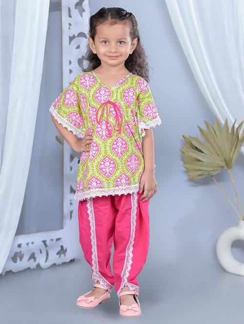 girls printed v neck kurta salwar set - 21555850 - Very Small Image - 1