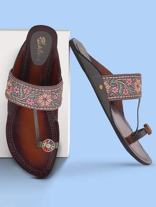 women embroidered one toe kolhapuri - 21676720 - Very Small Image - 1