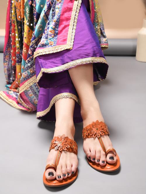 tan pu one toe kolhapuris - 21930396 - Very Small Image - 1