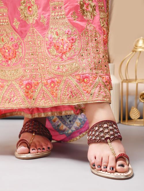 women embellished one toe kolhapuri - 21930400 - Very Small Image - 1