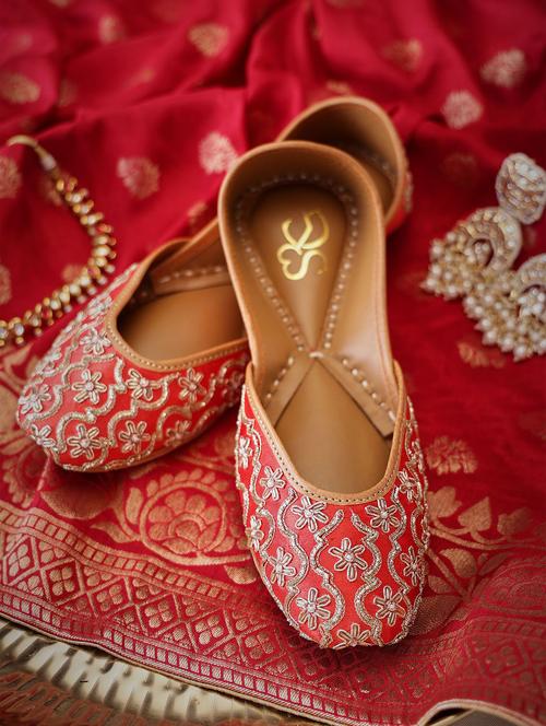 women embroidered slip on juttis - 21943228 - Very Small Image - 1