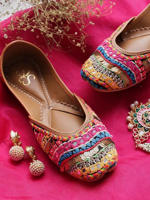 women embroidered slip on juttis - 21943229 - Very Small Image - 1