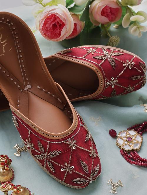 women embroidered slip on juttis - 21943259 - Very Small Image - 1