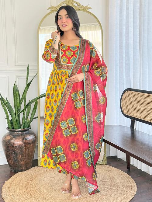 women printed three quarter sleeve kurta pant with dupatta set - 22024892 - Very Small Image - 1