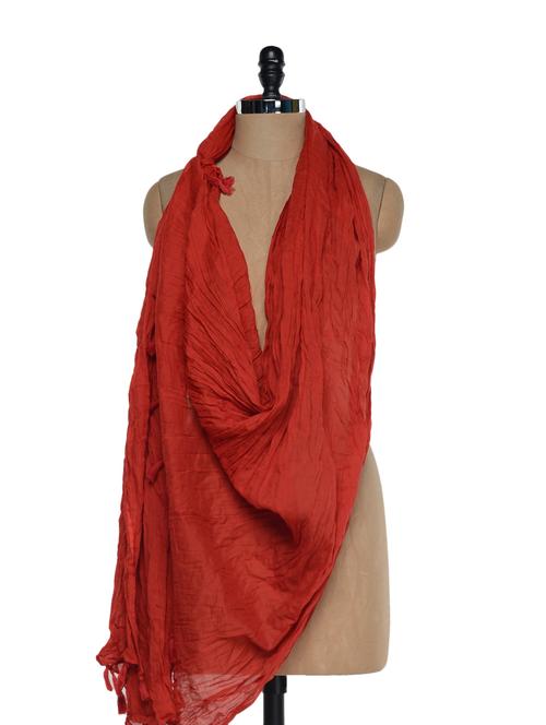 crushed red dupatta with tassels - 897372 - Very Small Image - 1
