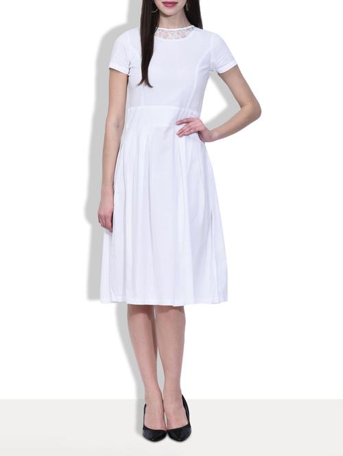white cotton dress with laced neck - 9543412 - Very Small Image - 1
