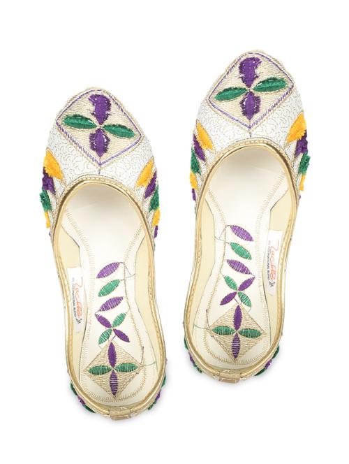 white Canvas Embroidery jutis - 9843397 - Very Small Image - 1