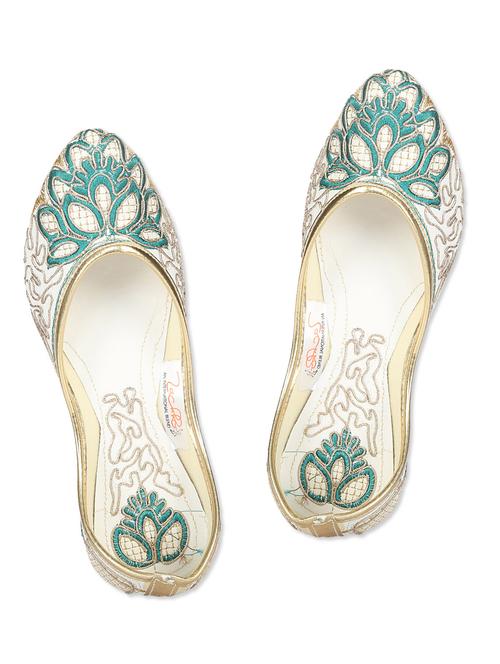 white Canvas Embroidery jutis - 9843422 - Very Small Image - 1
