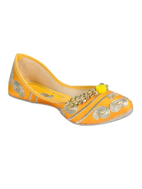 yellow slip on jutis - 13068391 - Very Small Image - 1