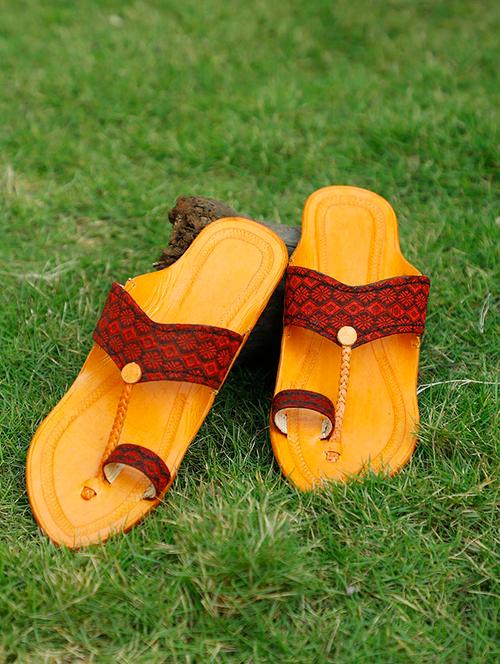 red one toe  kolhapuri - 15272199 - Very Small Image - 1