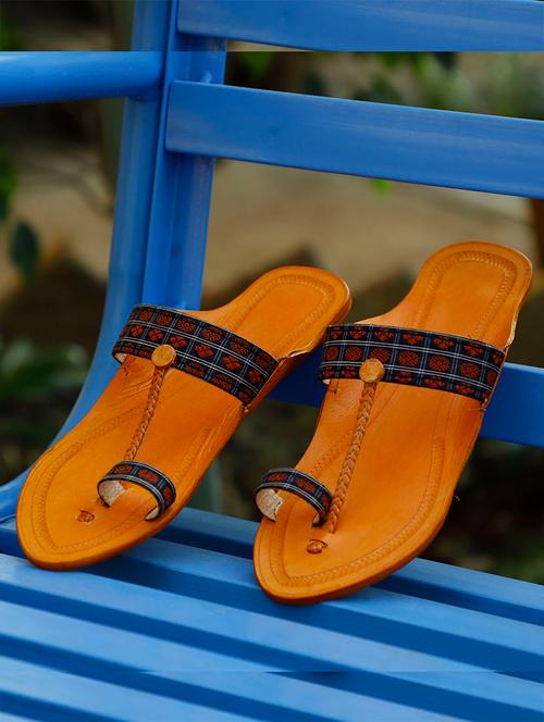 red one toe  kolhapuri - 15272203 - Very Small Image - 1