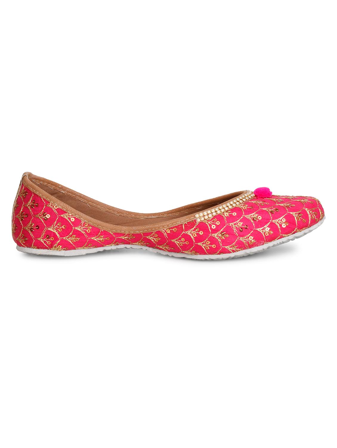 women embroidered jutis - 19436584 - Zoom Image - 2