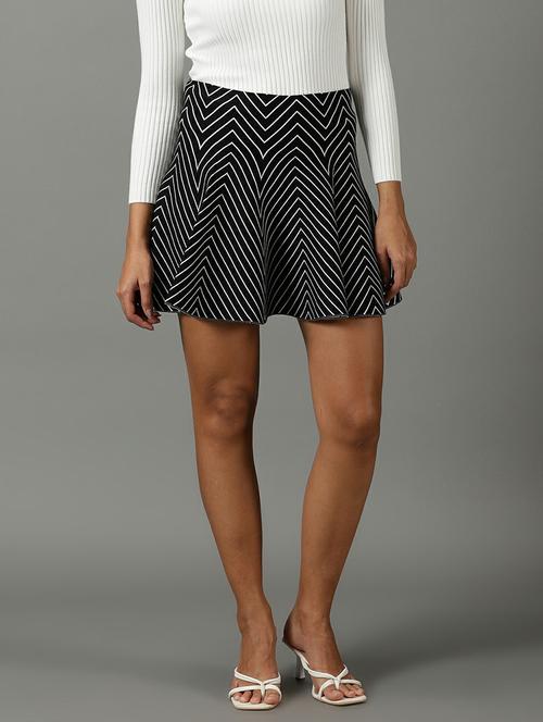 mid rise chevron print flared skirt - 19621882 - Very Small Image - 1