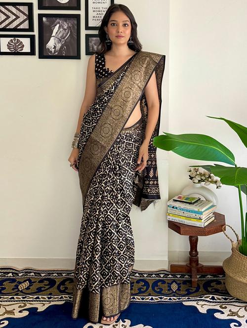 women black printed saree - 21481103 - Standard Image - 0