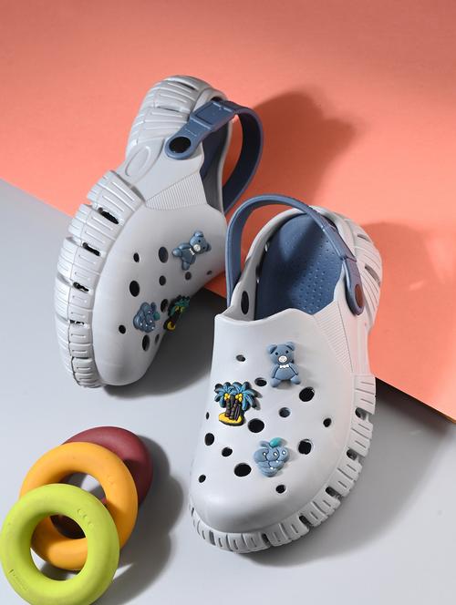 men grey solid clogs - 21950250 - Very Small Image - 1