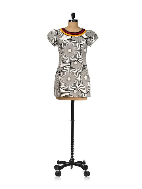 black and white printed tunic with lace highlights - 4286 - Very Small Image - 1