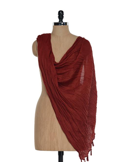 crushed deep red dupatta with tassels - 897380 - Very Small Image - 1