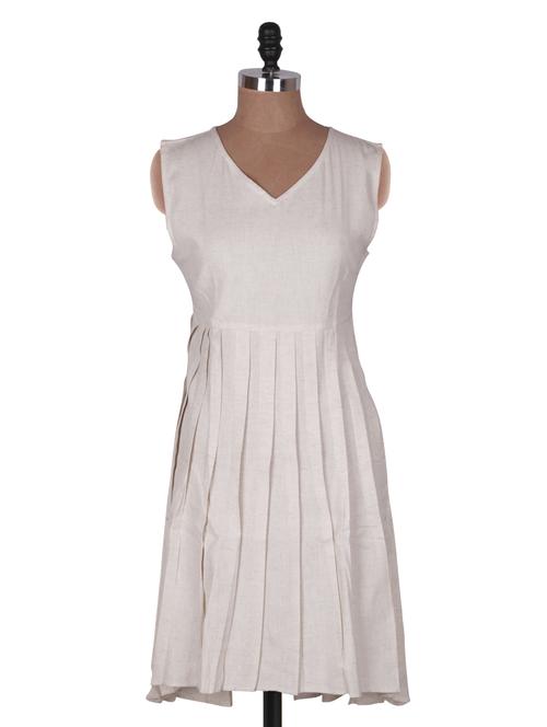 pleated v neck sleeveless khadi dress - 965943 - Very Small Image - 1